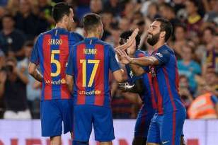 Arda Turan merayakan gol Barcelona ke gawang Sevilla pada pertandingan Piala Super Spanyol bersama Sergio Busquets dan Munir El Haddadi, Rabu (17/8/2016). 