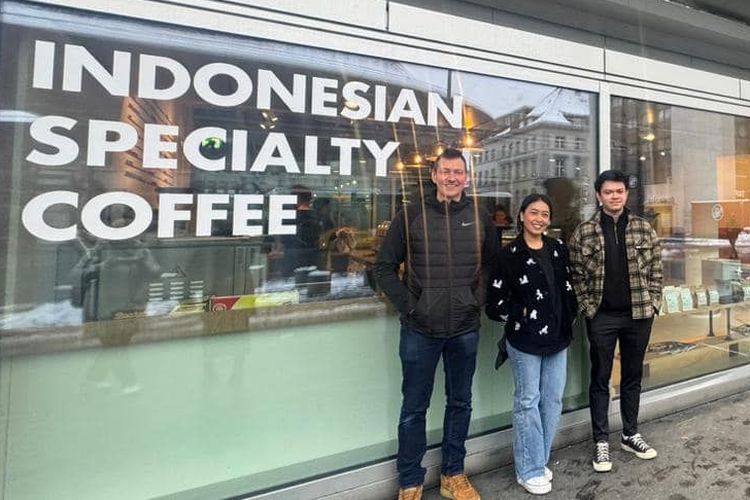 Martin dan Alista Ponti di depan Ombak Coffee yang baru buka sebulan lalu. 