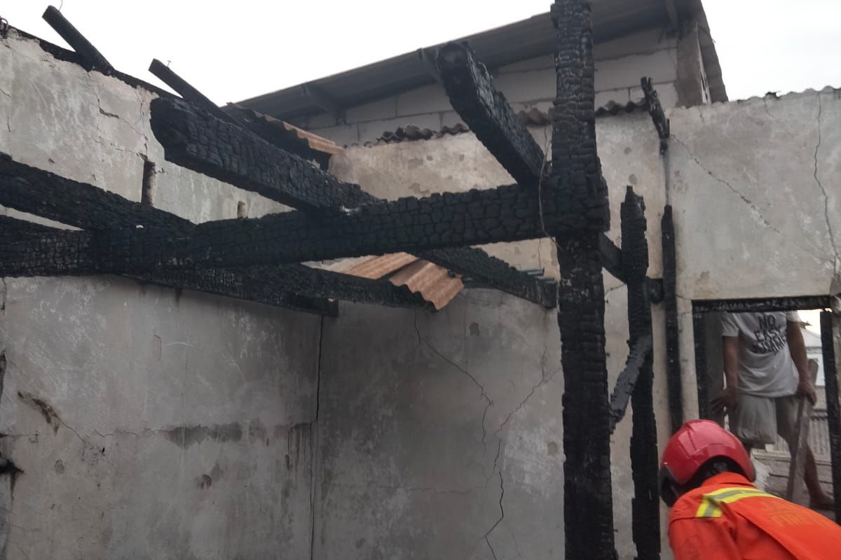 Satu rumah di Jalan Bona RT 15 RW 03 Kelurahan Penggilingan, Kecamatan Cakung, Jakarta Timur, terbakar pada Rabu (24/11/2021) sore.