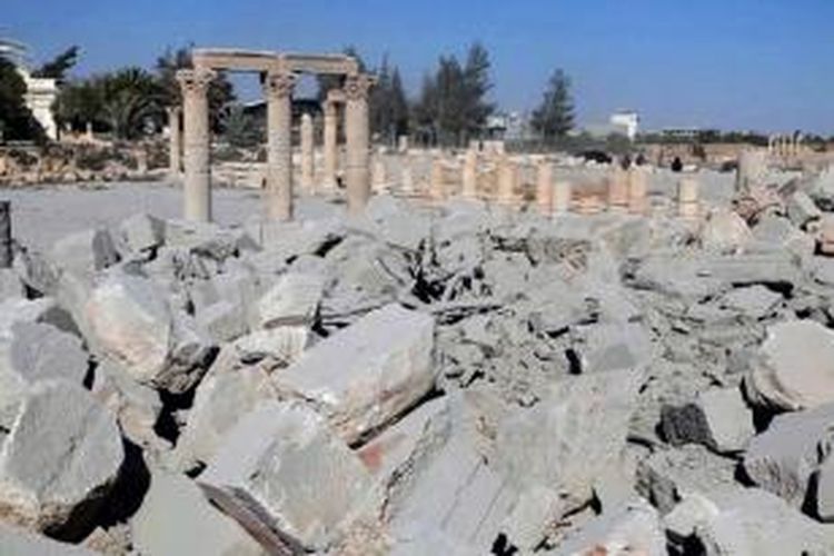 Foto tak bertanggal yang dirilis 25 Agustus 2015 dari situs media sosial Negara Islam, yang telah diverifikasi, menunjukkan bongkaran kuil berusia 2.000 tahun di Kota Palmyra, Suriah, dalam upaya Negara Islam mengkampanyekan perusakan situs bersejarah dunia.