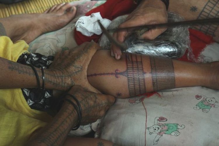 Alat tato Mentawai disebut lilipat patitik, berupa dua kayu. Satu kayu dengan jarum dan satu kayu lagi untuk pemukul.