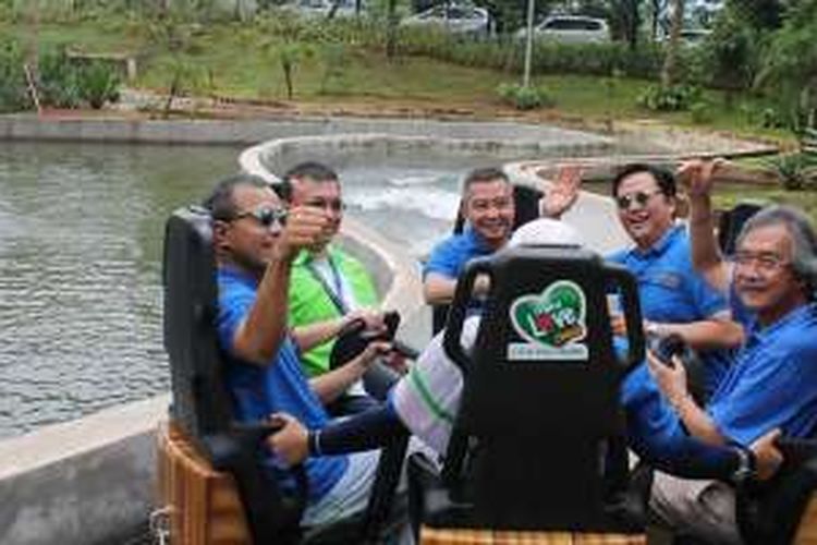 Jajaran direksi mencoba Hydrolift di Jungleland Sentul, Bogor, Jawa Barat, Sabtu (5/3/2016).