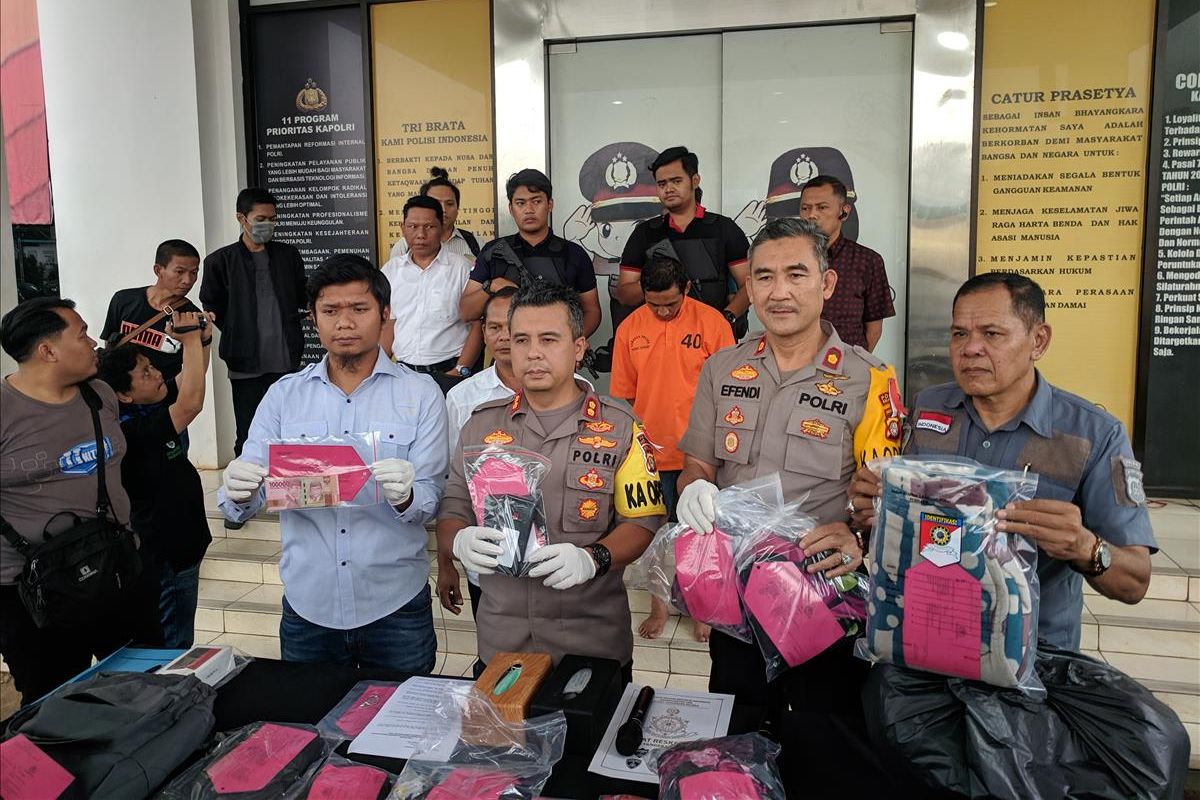 Kapolres Tangerang Selatan AKBP Ferdy Irawan Memberikan Keterangan Terkait Kasus Pembunuhan Seorang Wanita yang ditemukan Tewas di Sebuah Apartemen di Kabupaten Tangerang