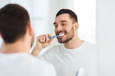 Tips Cegah Gigi Berlubang dengan Sikat Gigi dan Pakai Obat Kumur