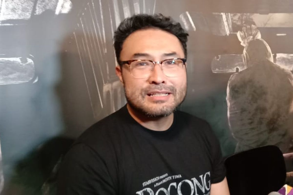 Surya Saputra menghadiri screening film Pocong the Origin di XXI Epicentrum, Kuningan, Jakarta Selatan, Kamis malam (11/4/2019).