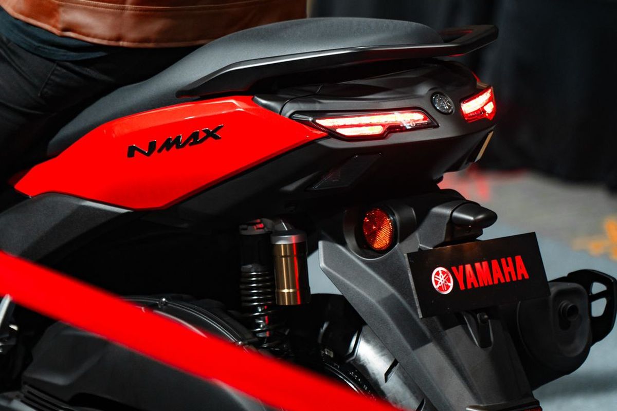 Yamaha NMAX Turbo hadir dengan pembaruan fitur yang cukup canggih di kelasnya. Kehadiran fitur baru bertujuan untuk meningkatkan performa skutik bongsor ini, walaupun berdasarkan spek di atas kertas tidak berbeda jauh dengan model sebelumnya.