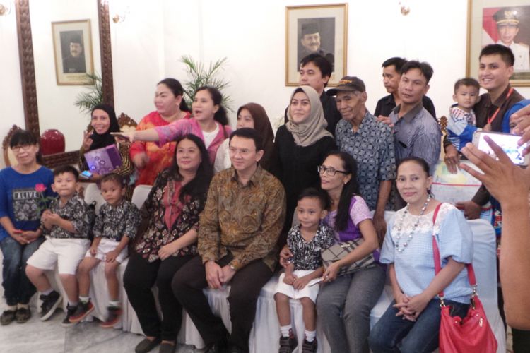Gubernur DKI Jakarta Basuki Tjahaja Purnama atau Ahok berfoto bersama warga di Balai Kota DKI Jakarta, Rabu (26/4/2017).