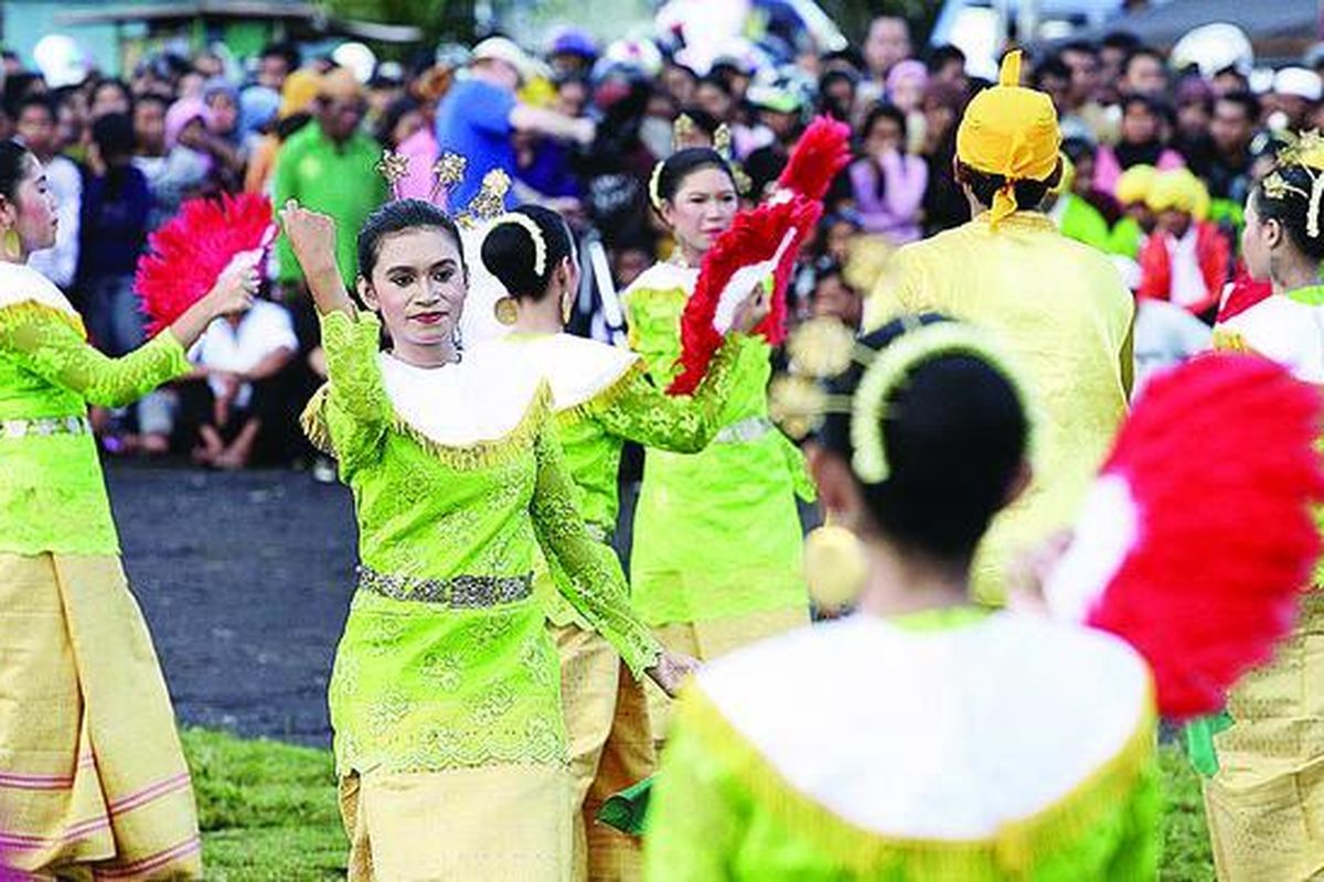 Tarian Dana-Dana merupakan satu dari sejumlah tarian daerah yang menjadi pembuka 