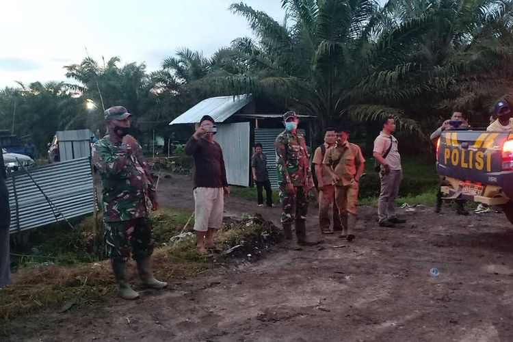 Petugas TNI dan kepolisian melakukan pengamanan di lokasi bentrok dua kelompok tani di Desa Sontang, Kecamatan Bonai Darussalam, Kabupaten Rohul, Riau, Selasa (26/1/2021).