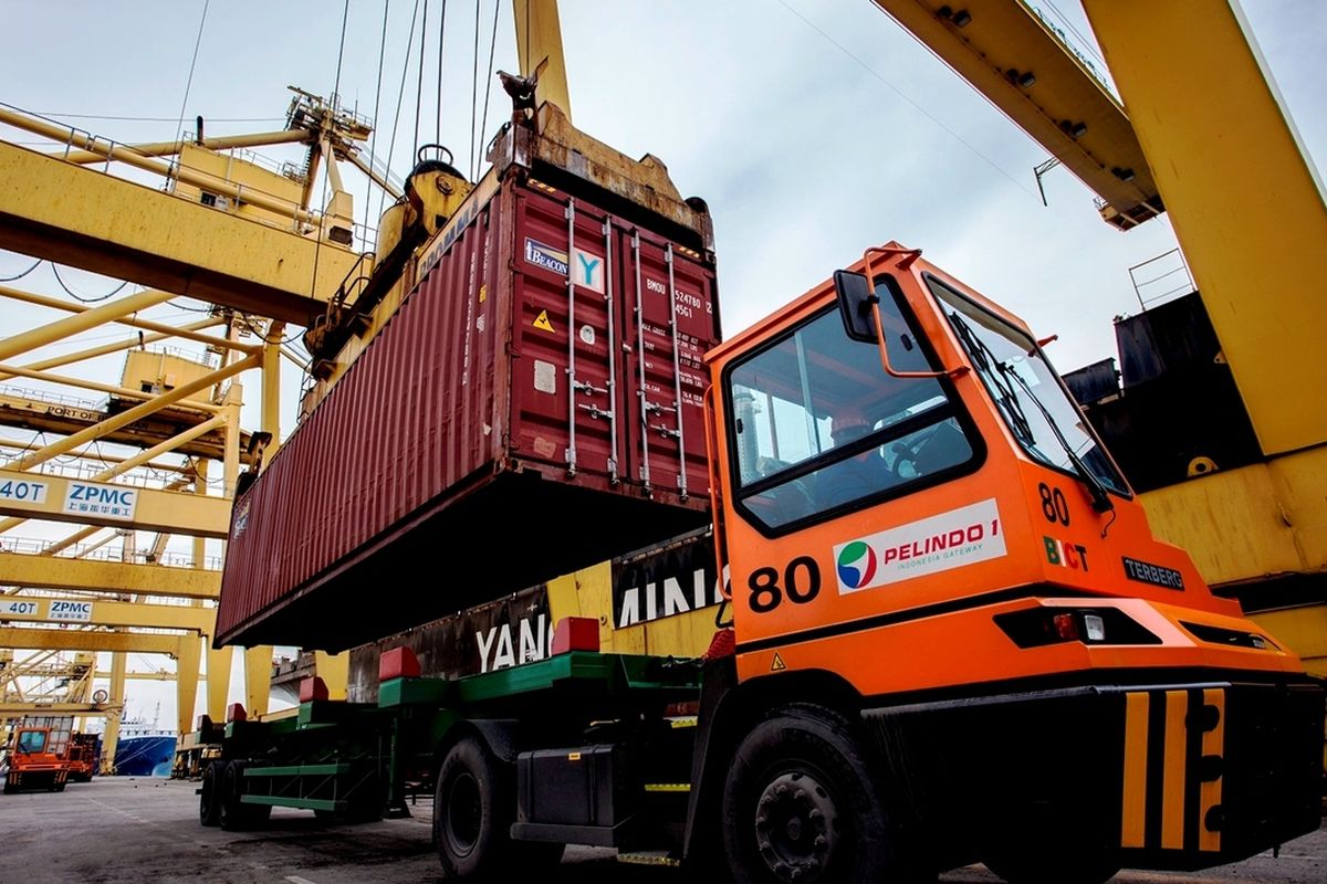 TPK Belawan merupakan terminal peti kemas terbesar milik Pelindo 1, melakukan bongkar muat di terminal domestik sepanjang 2020 mencapai 575.300 TEUs, naik 7,85 persen dibandingkan 2019 sebesar 533.406 TEUs, Rabu (27/1/2021)