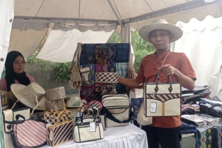 Pelaku UMKM produksi anyaman pandan di Kecamatan Cileles Kabupaten Lebak berkembang sehingga mampu meningkatkan pendapatan ekonomi masyarakat setempat. 