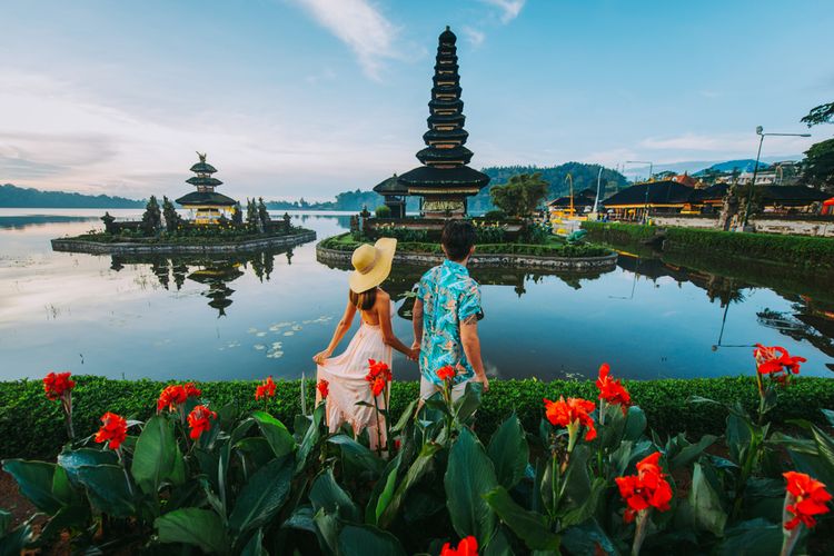 Ilustrasi pasangan di Ulun Danu, Danau Beratan, Bali.