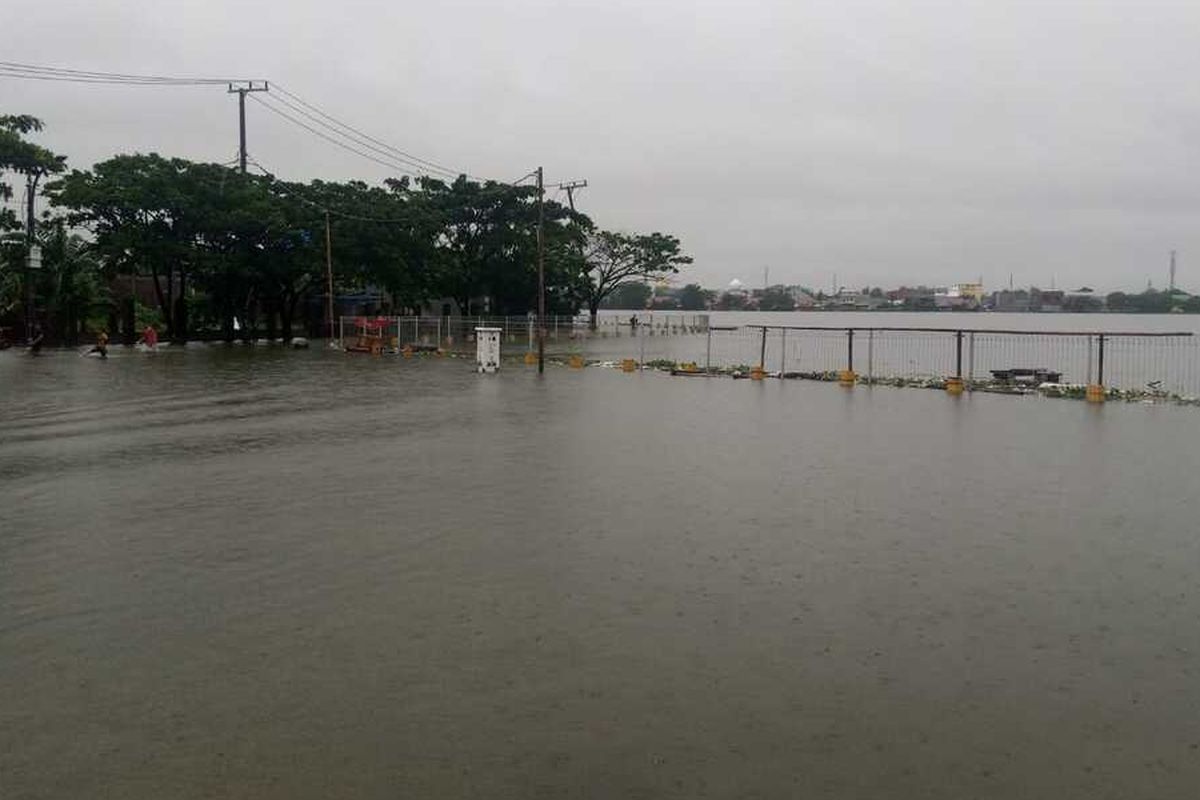 Selama tiga hari diguyur hujan lebat, Kota Makassar dilanda banjir hingga ketinggian 1 meter di jalan raya maupun di kawasan pemukiman penduduk. Bahkan, waduk hingga kanal yang berada di tengah kota meluap.