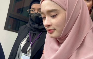 Istri penyanyi Virgoun, Inara Rusli memberikan pernyataan usai sidang mediasi perceraiannya di Pengadilan Agama Jakarta Barat, Rabu (7/6/2023).