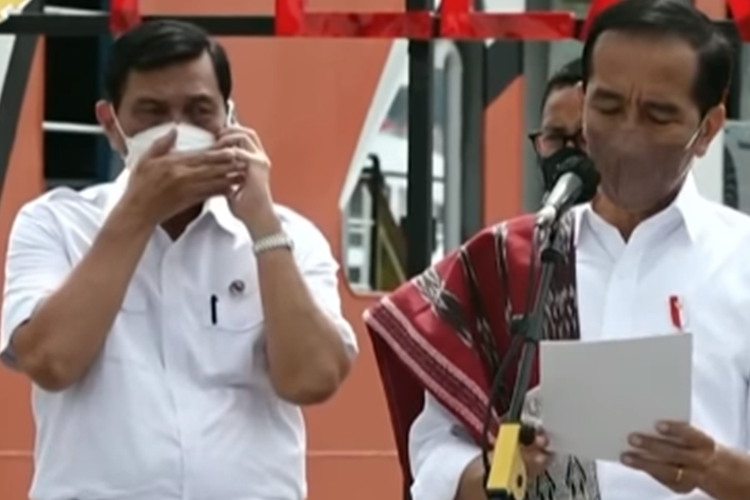 Tangkapan layar video yang memperlihatkan Menko Maritim dan Investasi Luhut Binsar Pandjaitan yang sedang menelepon saat Presiden Joko Widodo (Jokowi) sedang memberi sambutan.
