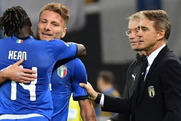 Roberto Mancini (kanan) dan Ciro Immobile merayakan gol Moise Kean pada pertandingan Italia vs Finlandia di Stadion Mestalla dalam babak kualifikasi Piala Eropa 2020, 23 Maret 2019. 