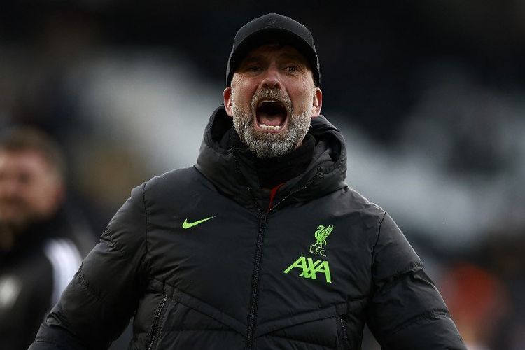 Mantan pelatih Liverpool, Juergen Klopp, saat merayakan kemenangan 3-1 atas Fulham di Stadion Craven Cottage dalam pekan ke-34 Liga Inggris 2023-2024.