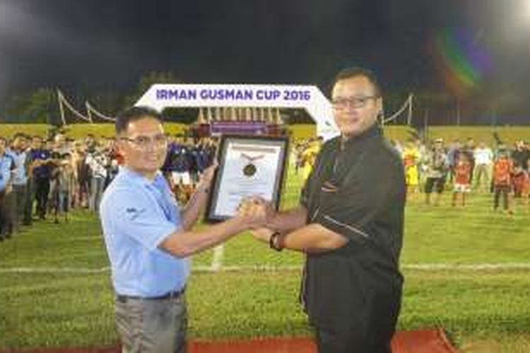 Ketua panitia pelaksana Irman Gusman Cup, Tria Suprajeni menerima piagam rekor dari Senior Manager MURI Awan Rahargo, di Stadion H. Agus Salim, Padang, Sumatera Barat, Minggu (22/5/2016). Museum Rekor - Dunia Indonesia (MURI) mencatat kompetisi sepakbola Irman Gusman Cup sebagai pemegang rekor turnamen sepakbola terbesar antar Kecamatan se-Provinsi Sumatera Barat.