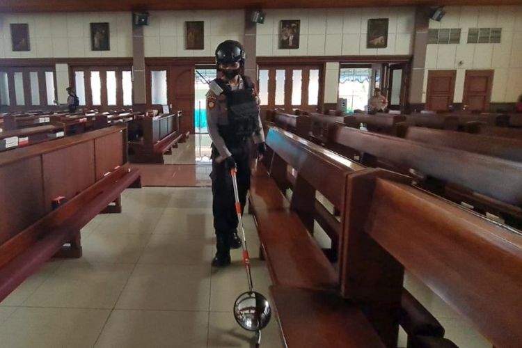 Dengan menggunakan metal detektor polisi dari Sat Samapta Polres Tegal Kota melakukan strerilisasi gereja di Kota Bahari, Kamis (6/4/2023).