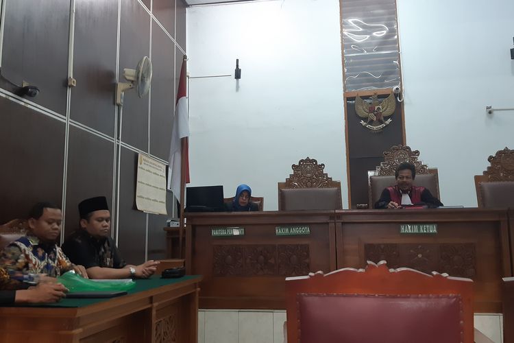  Hakim tunggal Elfian menerima berkas kesimpulan pemohon dan termohon di Pengadilan Negeri Jakarta Selatan.