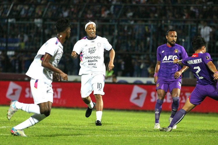 Bintang sepak bola asal Brasil Ronaldinho beraksi dalam trofeo laga pertama RANS Nusantara FC vs Persik Kediri di Stadion Kanjuruhan, Kabupaten Malang, pada Minggu (26/6/2022) malam WIB.