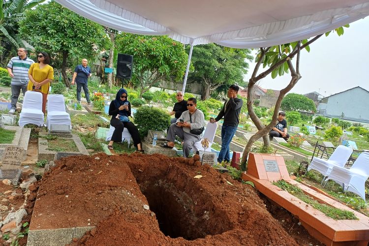 Situasi pemakaman ibunda Jeje Govinda di TPU Hanafi Rawamangun, Jakarta Timur,  Selasa (12/12/2023)