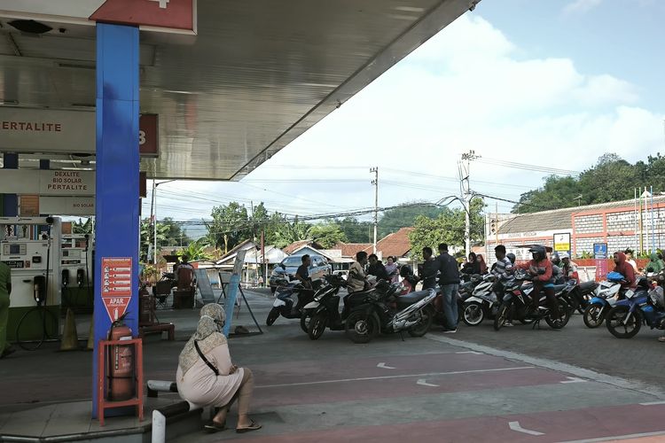 Antrean BBM di SPBU Mayang, Jember, terus terjadi meski stok masih kosong, Senin (28/7/2025).
