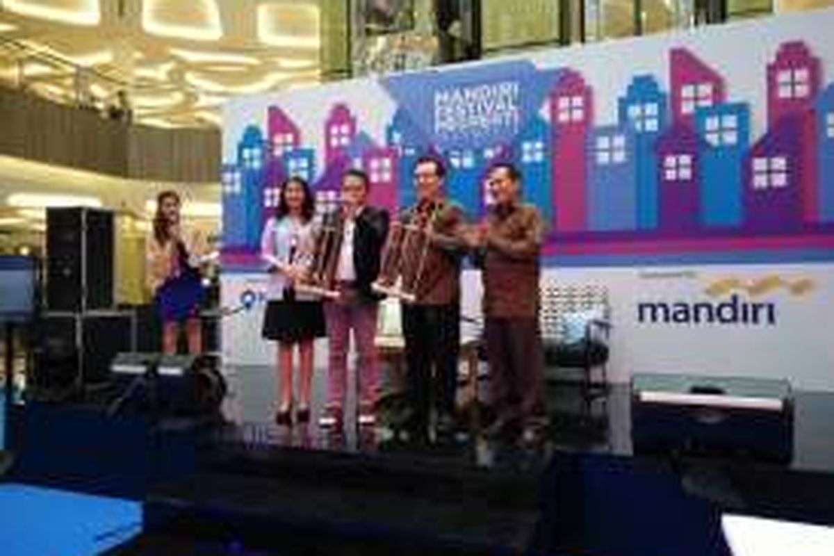 Pembukaan Mandiri Festival Properti Indonesia (memegang angklung) (ki-ka) Cahadi Rachmanto (Head of Corporate Sales rumah123.com) dan Erwin Destiawan (Vice President Wholesale Head Bank Mandiri Bandung