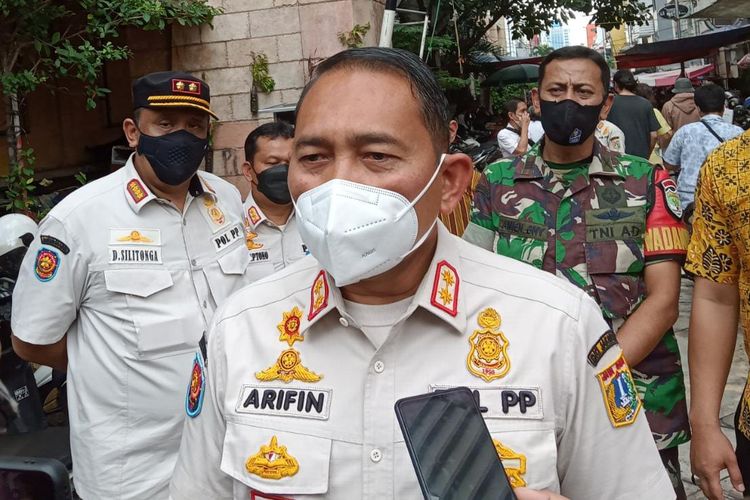 Kepala Satpol PP DKI Jakarta Arifin, dalam kegiatan operasi penegakan prokes masker di Pasar Baru, Jumat (4/2/2022)