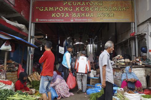 Lampion Merah dan Secangkir Kopi di Pasar Keberagaman di Aceh