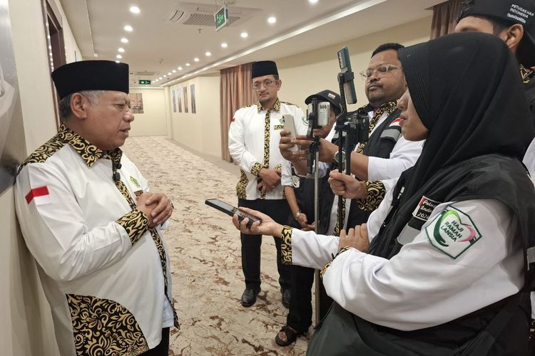 Dubes RI untuk Arab Saudi Abdul Aziz memberikan penjelasan terkait resiko jamaah haji non kuota yaitu dideportasi ke tanah air dan sanksi 10 tahun tidak boleh memasuki Arab Saudi, sebelum dipulangkan yang bersangkutan akan ditahan di tahanan imigrasi dalam waktu yang tidak bisa ditentukan. Kalau yang bersangkutan sudah overstay maka akan didenda 15 ribu riyal.