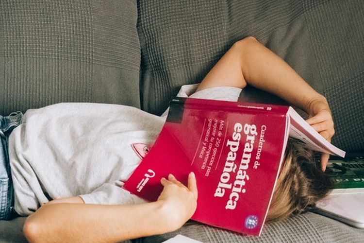 Membaca bisa membantu kita lebih mudah tidur.