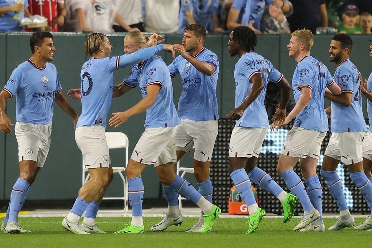 Para pemain Manchester City merayakan gol Erling Haaland ke gawang FC Bayern Muenchen pada laga uji coba di Lambeau Field, Green Bay, Wisconsin, Amerika Serikat, pada Minggu (24/7/2022) pagi hari WIB.