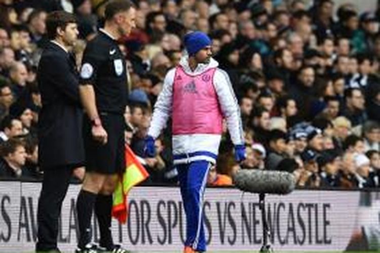 Striker Chelsea, Diego Costa, memerhatikan rekan-rekannya bertanding melawan Tottenham dari tepi lapangan Stadion White Hart Lane, Sabtu (29/11/2015). 