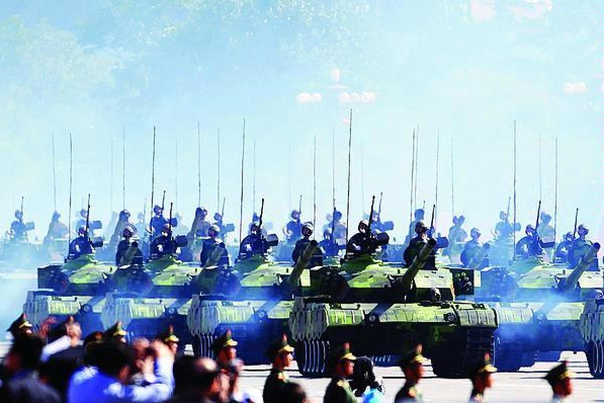 Tank-tank melewati Lapangan Tiananmen saat parade perayaan 60 tahun Republik Rakyat China, 1 Oktober 2009 di Beijing, China
