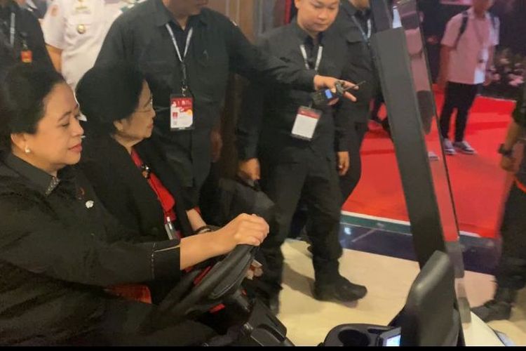 Ketua DPR RI Puan Maharani hadir Rapat Kerja Nasional (Rakernas) V PDI-P di Jakarta, Jumat (24/5/2024),  dan menyupiri ibunya Megawati Soekarnoputri ke arena rapat.