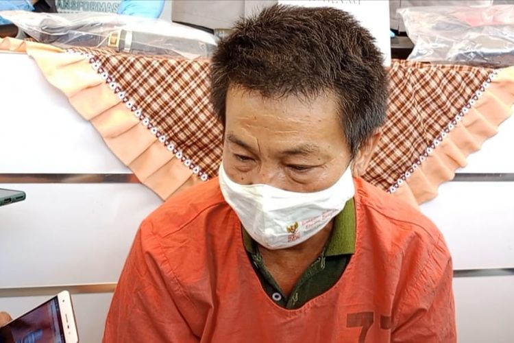 Daud Patriono Imanuel (52) saat di Polres Probolinggo, Jawa Timur, Sabtu (9/4/2022). Dia resmi menjadi tersangka akibat tembakan yang menewaskan karyawannya