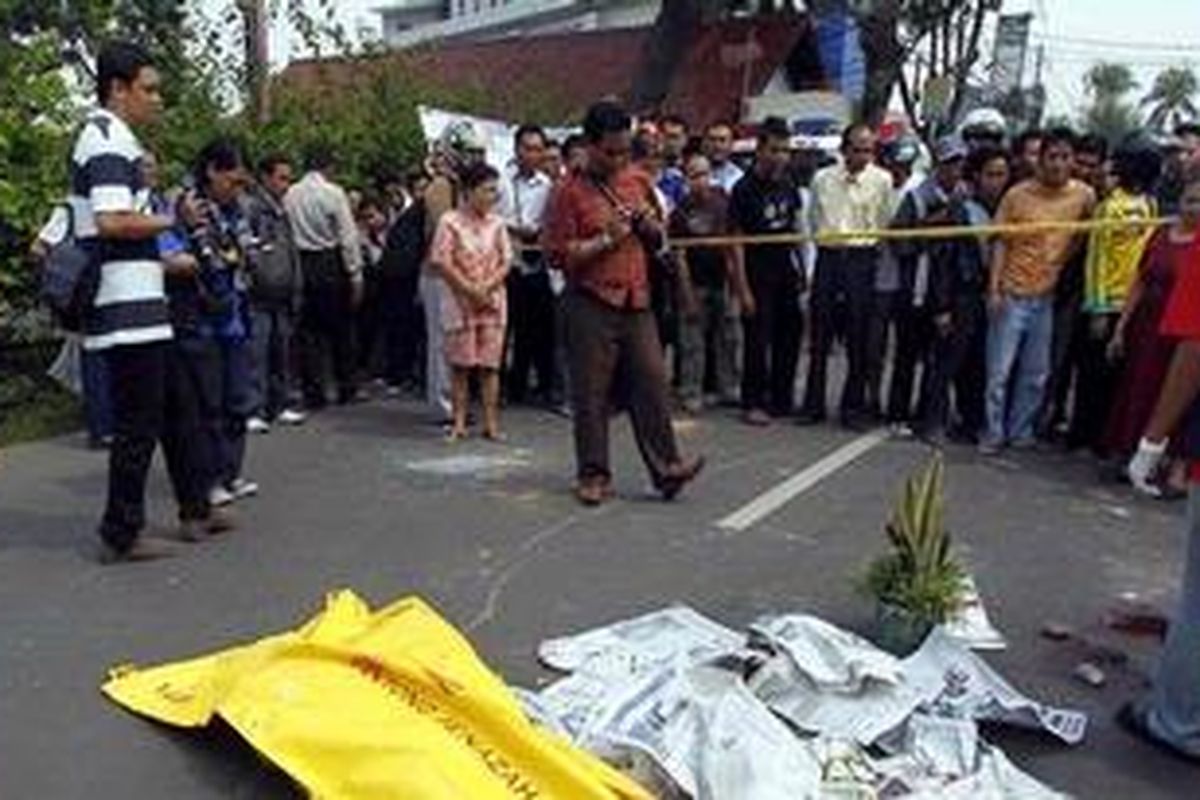 Petugas mengevakuasi korban tewas akibat bentrokan dua kelompok pemuda di Jalan Ampera Raya, Jakarta Selatan, Rabu (29/9/2010). Kejadian yang berlangsung sekitar satu jam tersebut mengakibatkan tiga orang tewas. 
