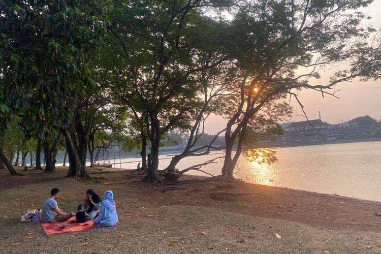 Pengunjung yang piknik di pinggir Danau Situbaru, Buperta Cibubur, salah satu destinasi wisata Cibubur dekat Stasiun LRT Harjamukti. 