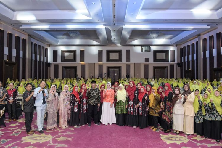 Bunda Pendidikan Anak Usia Dini (PAUD) Provinsi Jawa Barat (Jabar) Atalia Praratya Ridwan Kamil saat menjadi pembicara dalam acara IGRA Teacher Fest 2023 di Grand Sunshine Hotel, Kabupaten Bandung, Minggu (25/6/2023).
