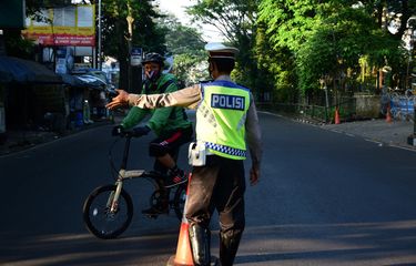 Polisi menghadang para pesepeda untuk diputar balikan ke rumah masing-masing di Jalan Sukajadi, Kota Bandung, Minggu (4/7/2021). Polisi mengimbau para pesepeda untuk tidak bersepeda sementara waktu selama PPKM darurat di Bandung.