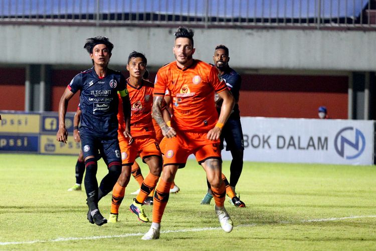 Pemain Arema FC Johan Ahmat Farisi dijaga ketat pemain Persiraja Banda Aceh pada pertandingan pekan 8 Liga 1 2021-2022 yang berakhir dengan skor 0-2 di Stadion Maguwoharjo Sleman, Sabtu (23/10/2021) malam.