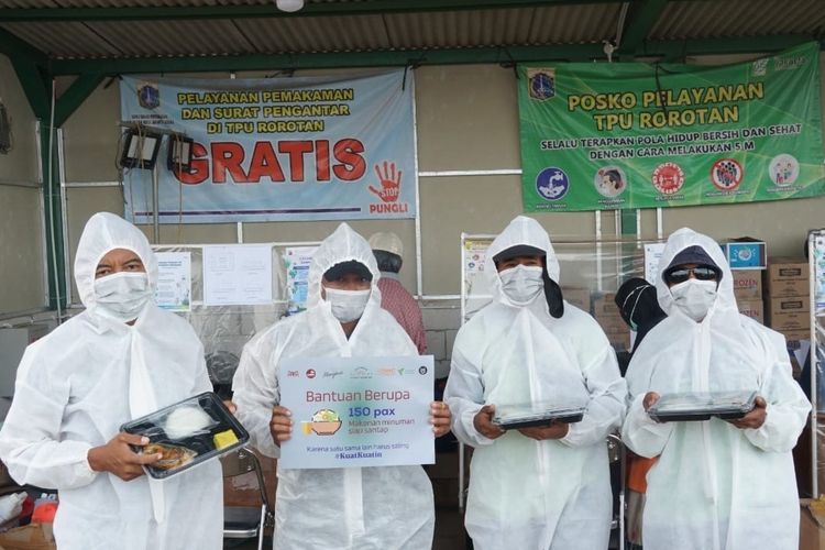 Sejumlah petugas TPU menerima bantuan paket makan dari kolaborasi UMKM Pasar Santa dan DMC Dompet Dhuafa bantu kelompok rentan dan garda depan penanggulangan Covid-19.
