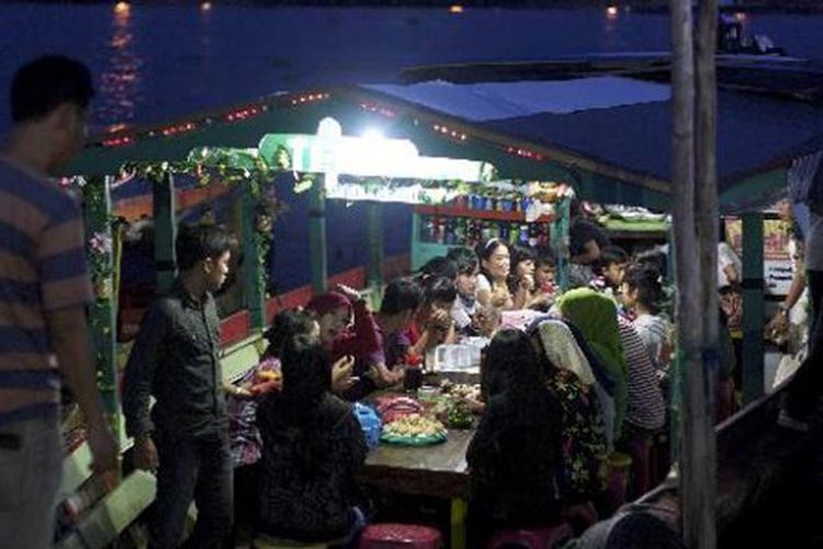 Warga menikmati senja dengan makan di perahu terapung di sekitar jembatan Ampera, Palembang, Sumatera Selatan, Kamis (18/4/2013). Sejak zaman Kerajaan Sriwijaya hingga sekarang, sungai dengan panjang 750 km ini terkenal sebagai sarana transportasi utama bagi masyarakat sekitar.