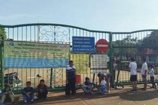 Monas Ditutup Sementara, Beberapa Warga Duduk di Depan Gerbang