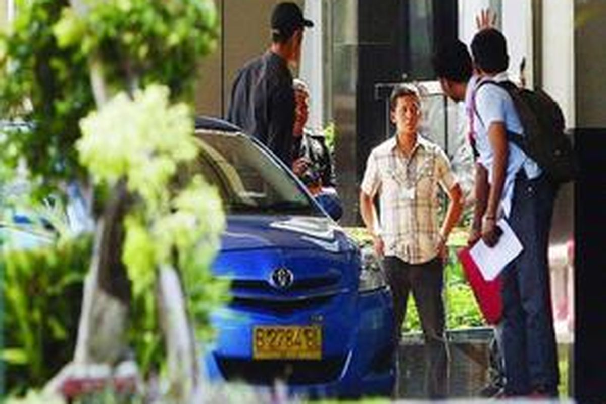 Petugas kepolisian melakukan rekonstruksi saat warga yang diduga pelaku peledakan bom (kiri) tiba di Hotel JW Marriott, Jakarta, dengan menggunakan taksi, Senin (27/7).