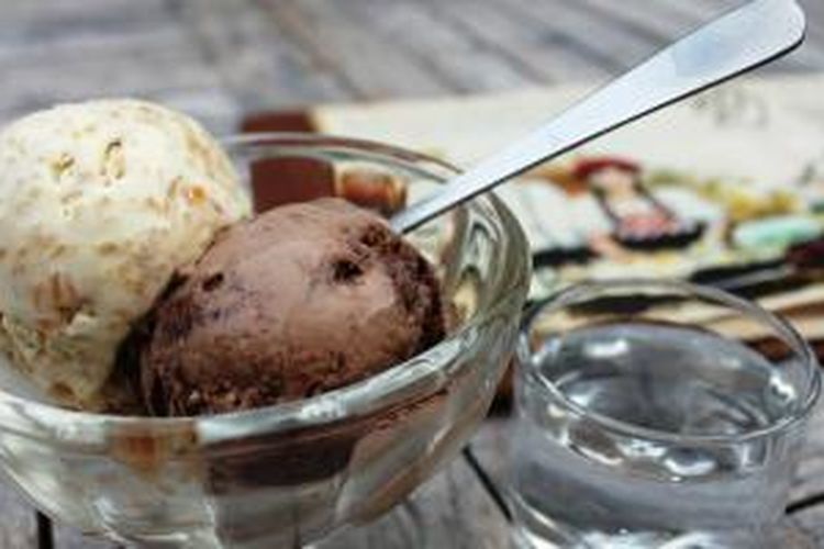 Kelezatan es krim Almond Crunch dan Goodtime di Mary Anne’s Artisan Ice Cream and Resto di Yogyakarta.