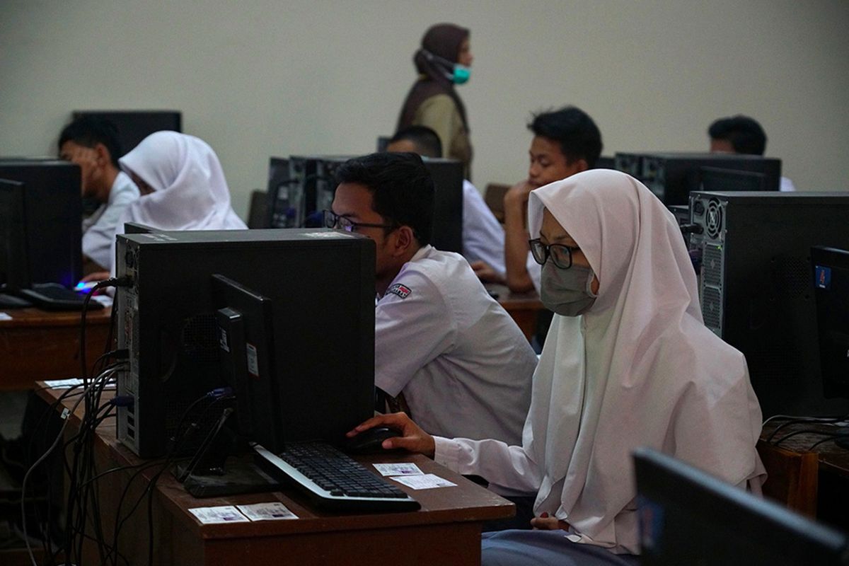 Siswa mengikuti Ujian Nasional Berbasis Komputer (UNBK) di SMK Negeri 2 Yogyakarta, Jetis, DI Yogyakarta, Senin (16/3/2020). Pelaksanaan UNBK di Yogyakarta tetap diselenggarakan di tengah pandemi COVID-19 dengan protokol pencegahan sebagai antisipasi penularan COVID-19.