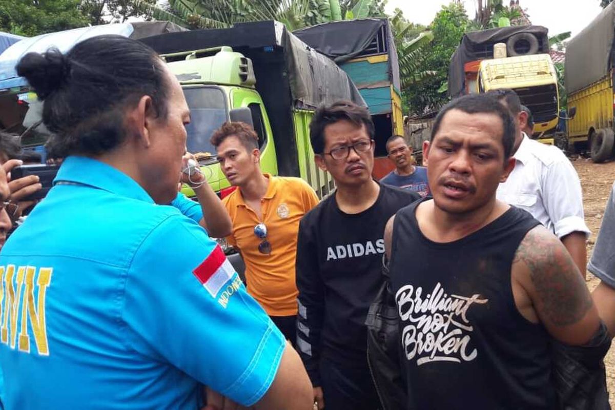 Jhon Hari alias Bokir (baju hitam), pemesan 1 ton narkotika jenis ganja saat diinterogasi Badan Narkotika Nasional (BNN) di Kawasan Pool Truk, Kelurahan Bambu Apus, Cipayung, Jakarta Timur, Selasa (18/2/2020).