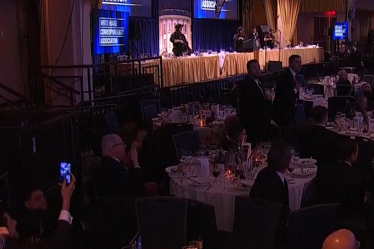 Tamu Lain Tiarap, Pria Ini Santai Makan Salad Saat Penembakan di Jamuan Trump